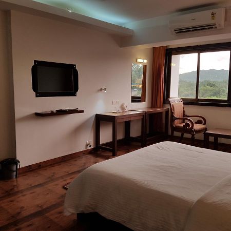 Bisu Hotel & Resorts Khed  Екстериор снимка
