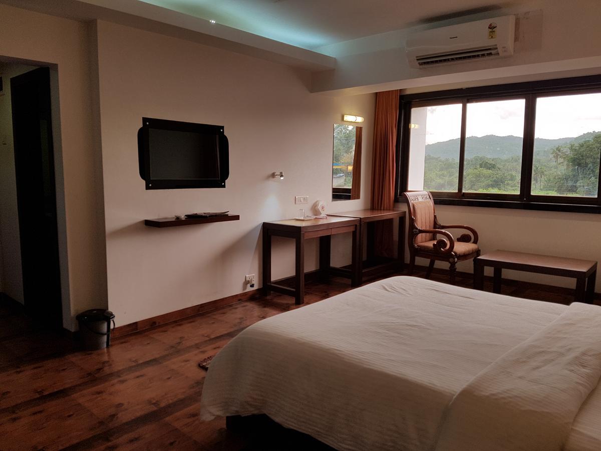 Bisu Hotel & Resorts Khed  Екстериор снимка
