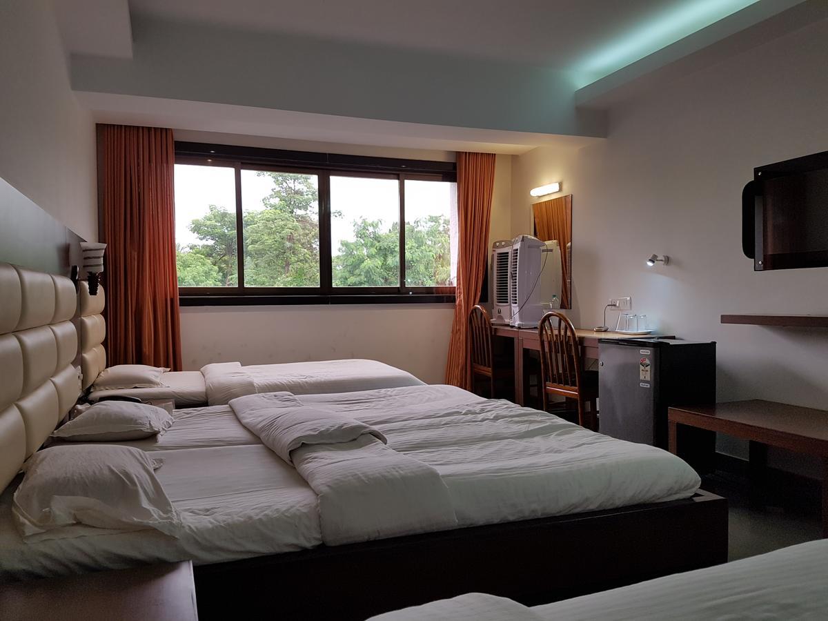 Bisu Hotel & Resorts Khed  Екстериор снимка